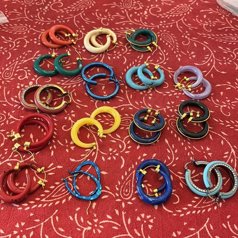 Lot of 15 hoop earrings.
